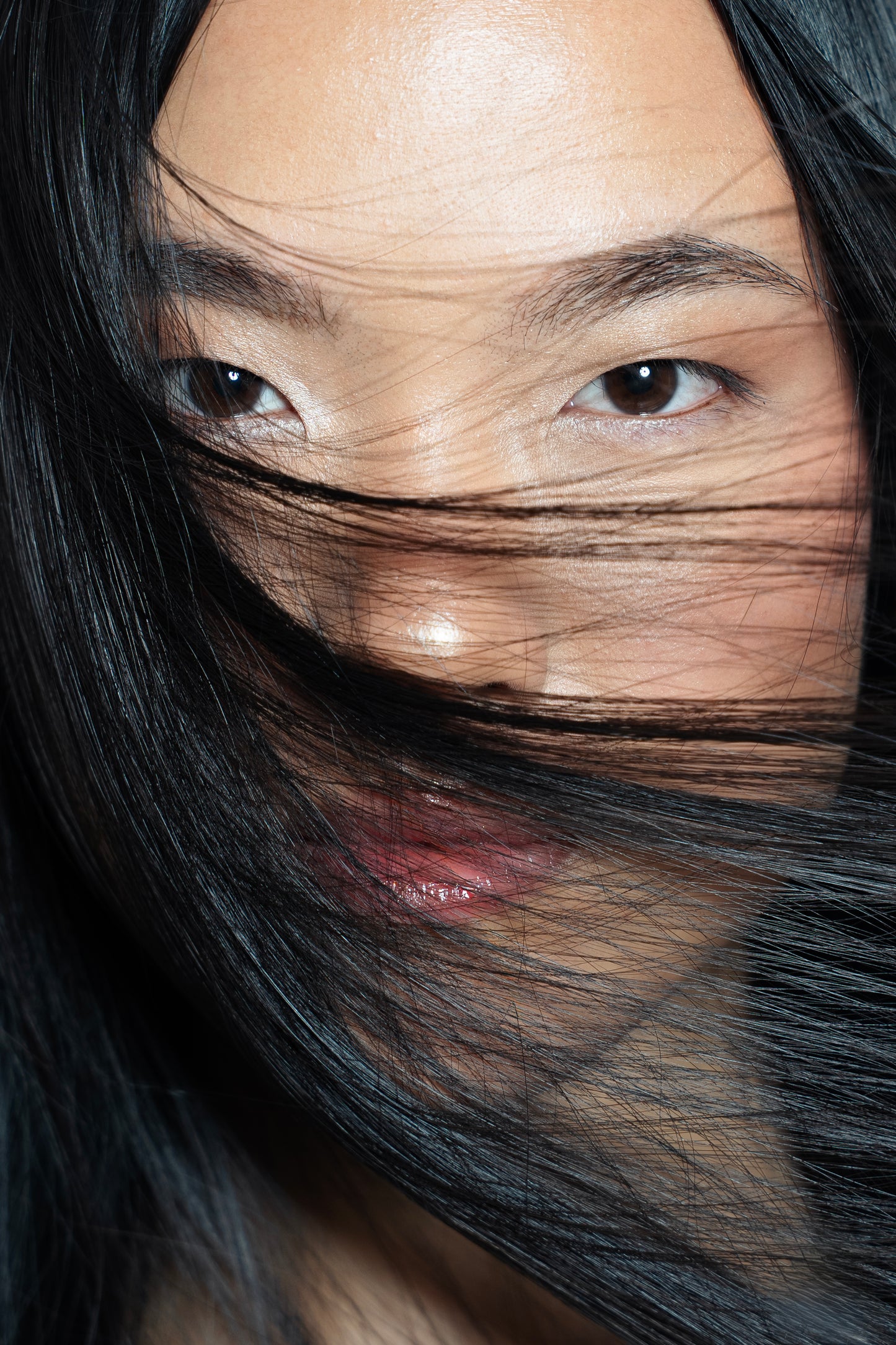 1010 Extensions clip-ins in noir black, offering dramatic volume and flawless finish