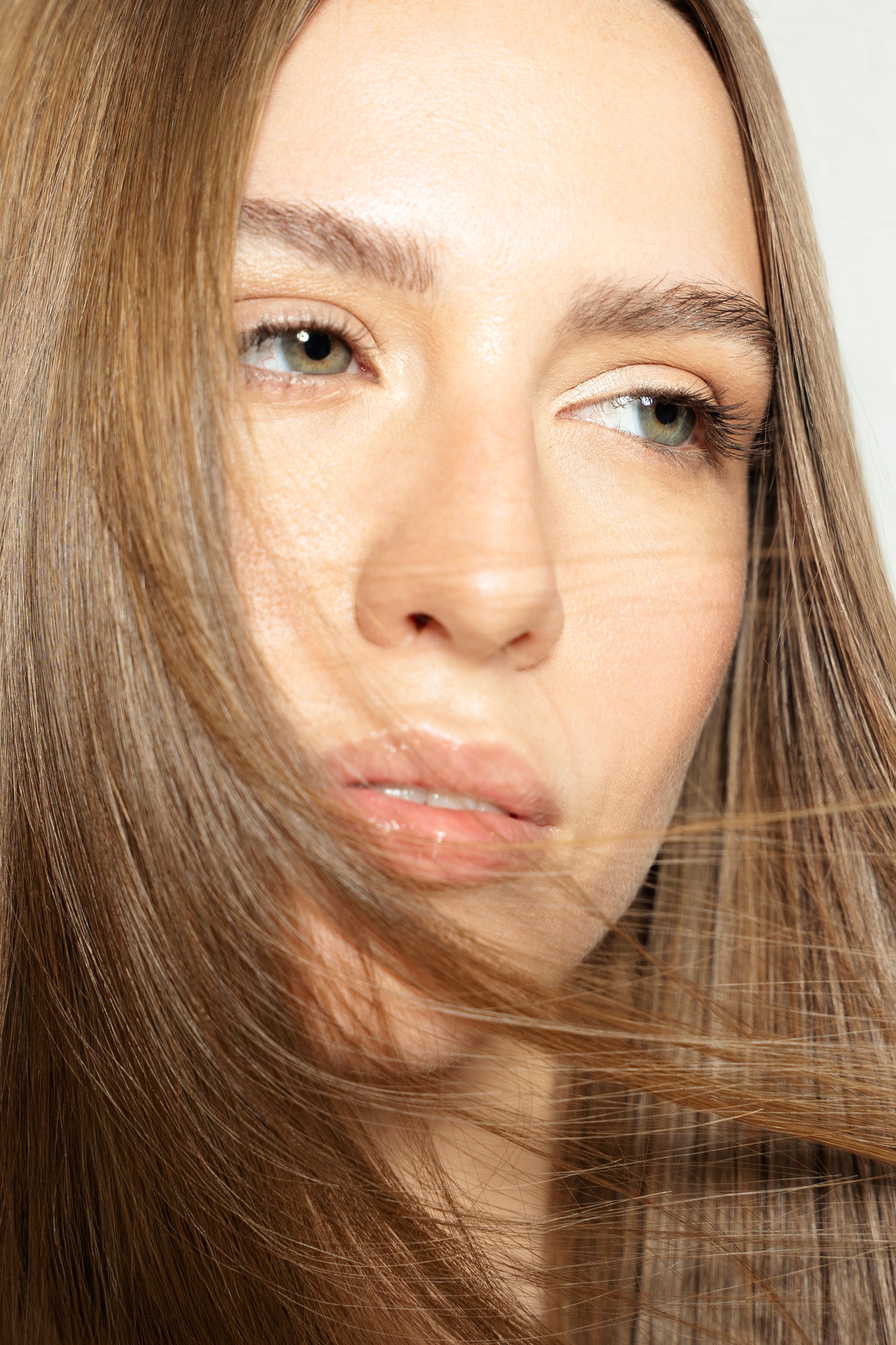 7-piece light brown clip-in set made from virgin human hair by 1010 Extensions