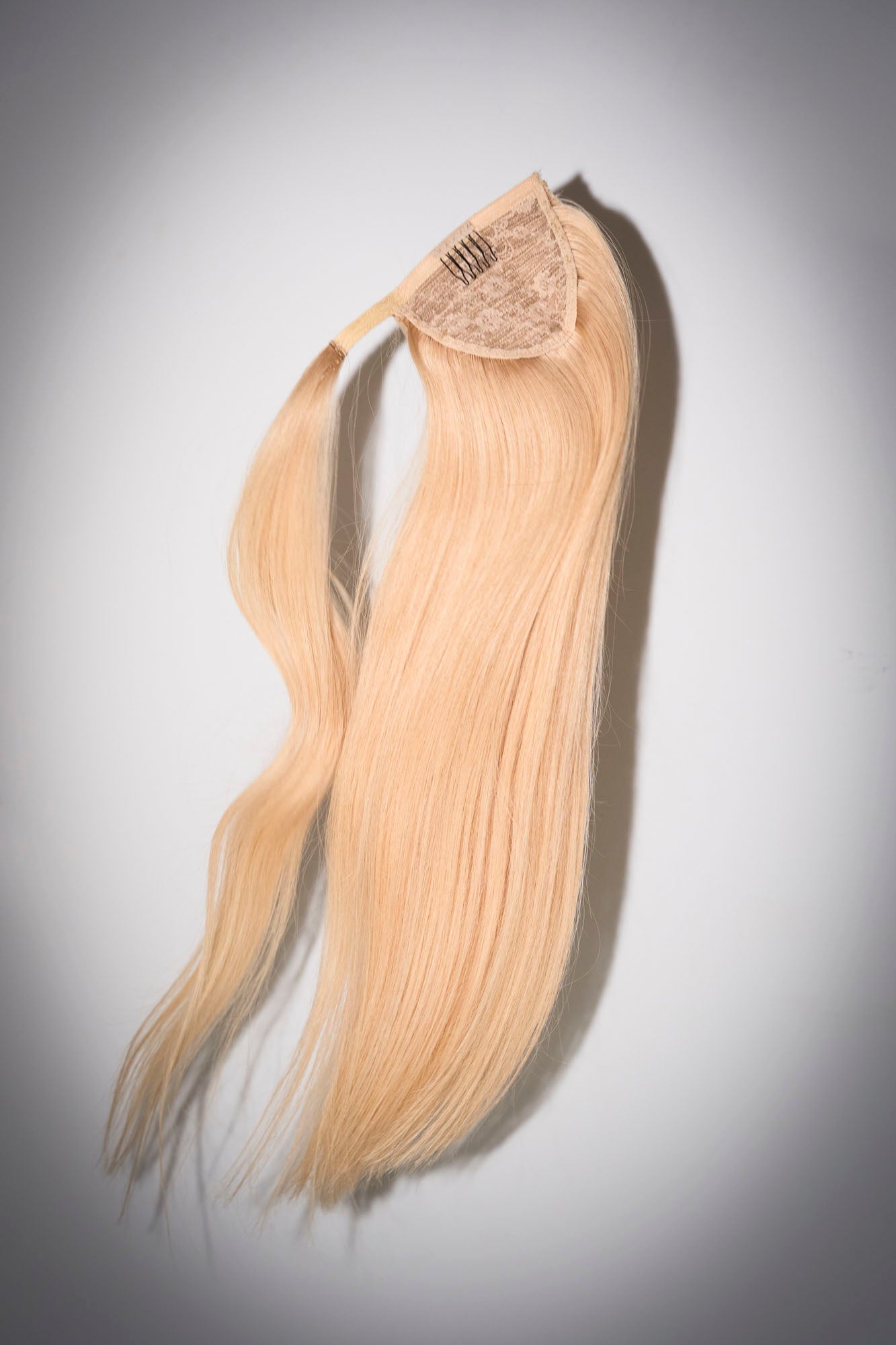 Loose ponytail in warm blonde shade using 100% virgin human hair from 1010 Extensions